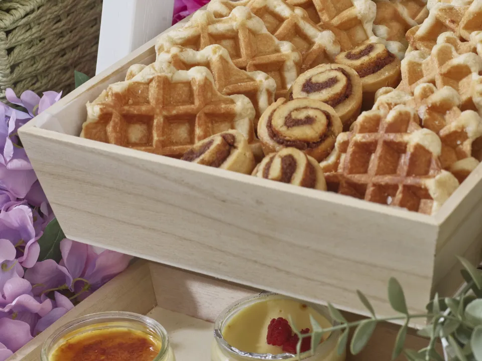 A24-033 Waffles Wood Trays Tablescape Catering system