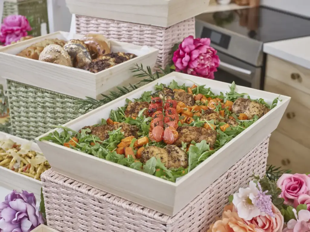 wood trays A24-035 Salad with chicken